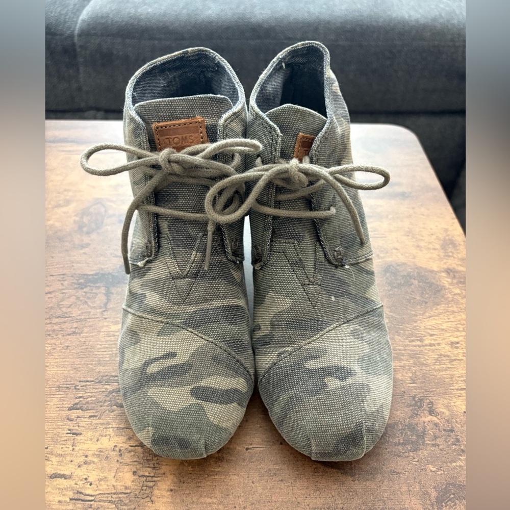 TOMS Kids Green Camouflage Boots